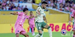 AC米兰1-0登顶意甲！38岁名将却抢走风头，带队12场不败紧追榜首