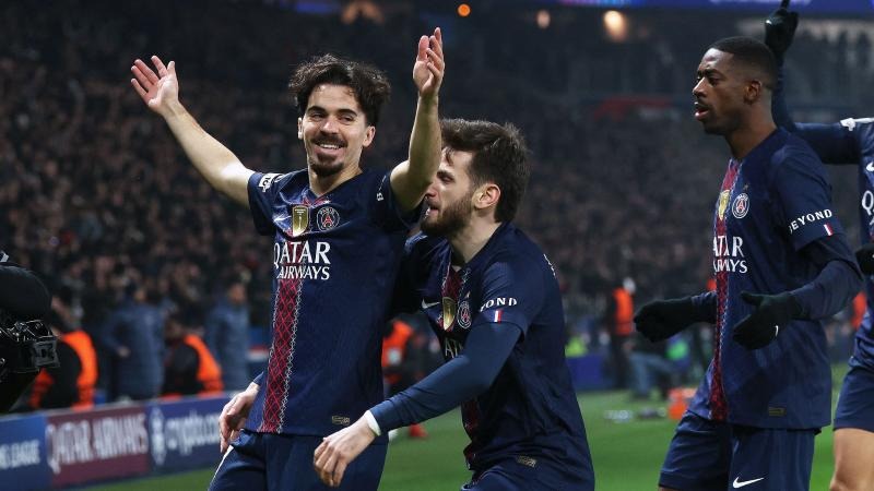 在上海国际赛车场F1围场，姚明与范志毅热切互动上演体坛“温情时刻”…